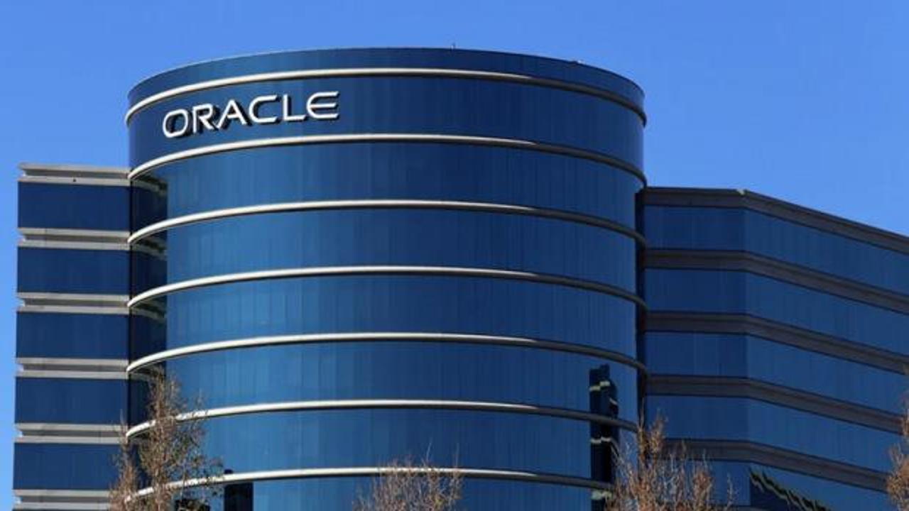 Oracle logosu ve yapay zeka temalı grafikler