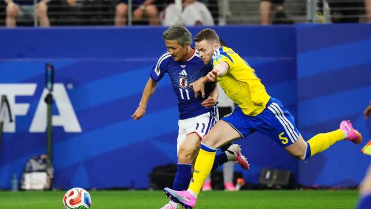 Japonya ve İsveç milli futbol takımları oyuncuları top mücadelesi verirken