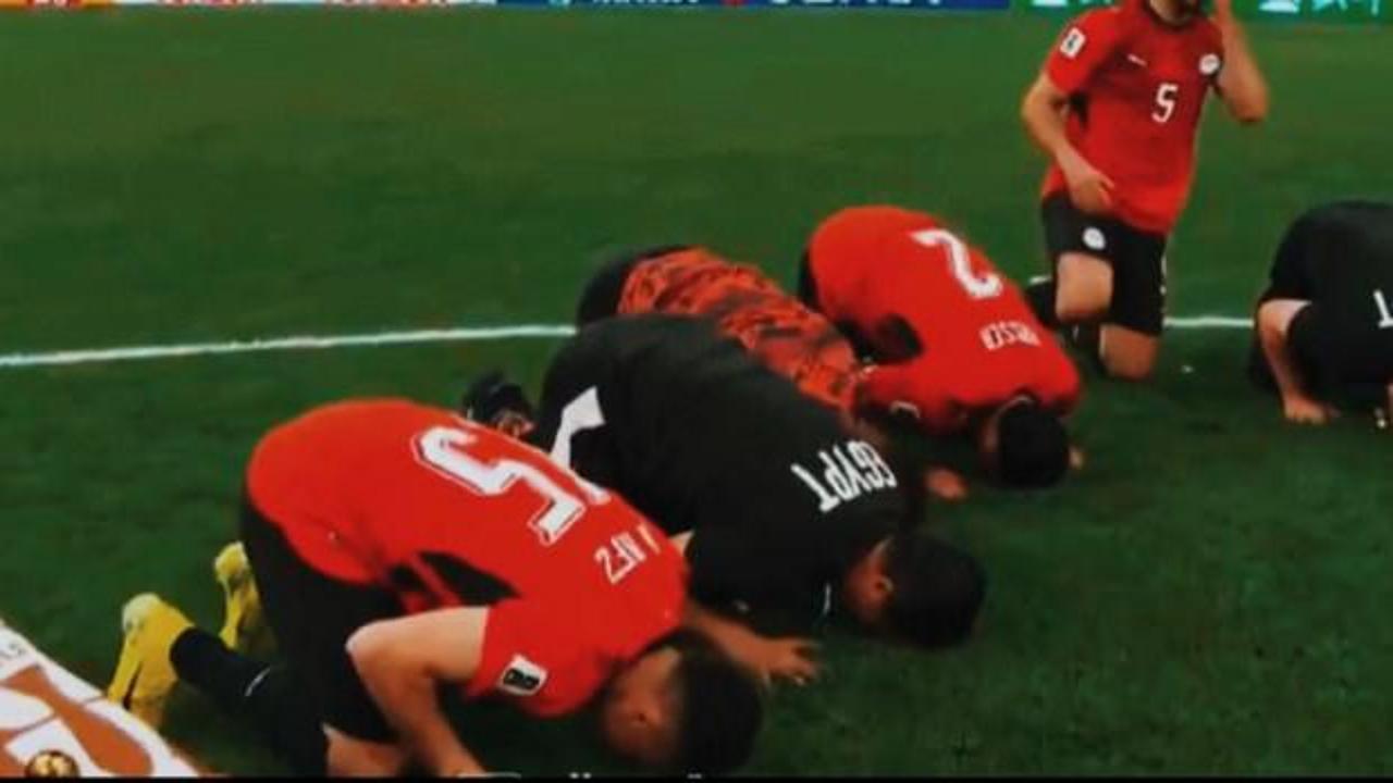 Dünya Kupası'nda gecenin en çok konuşulan karesi! 3-1 sonrası şükür secdesi