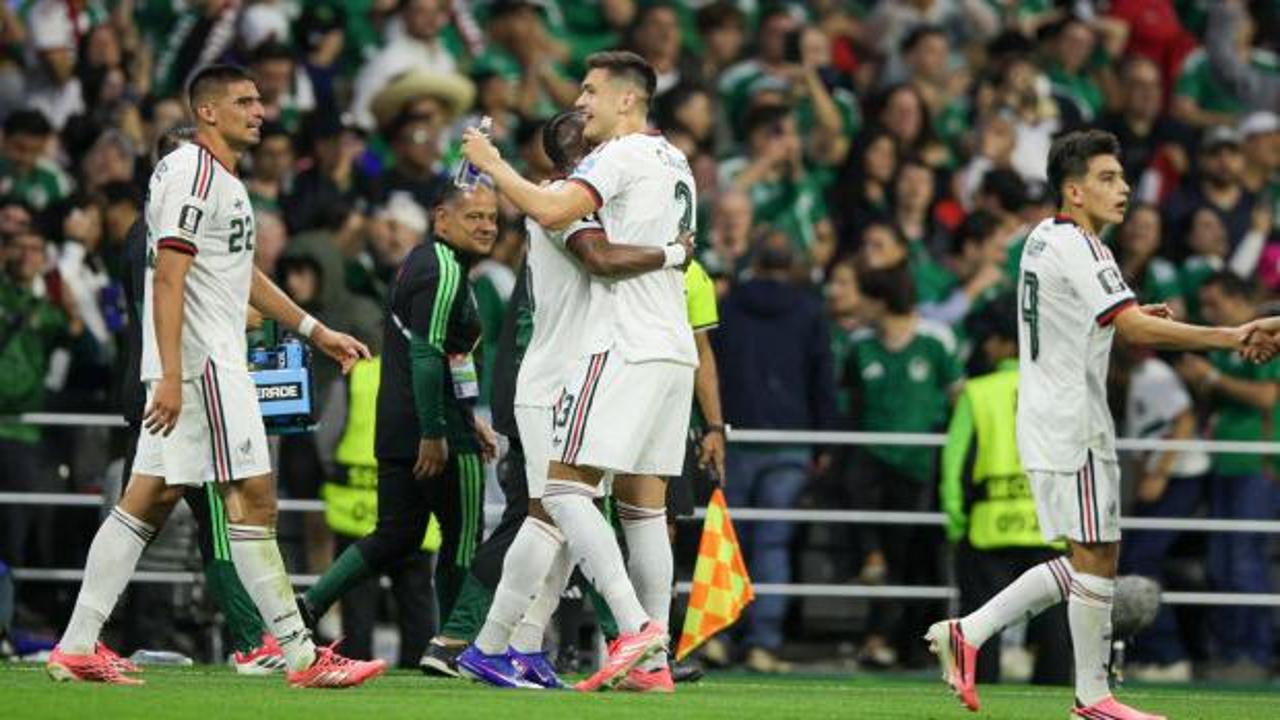 Meksika ve Çekya futbol takımları sahada mücadele ederken