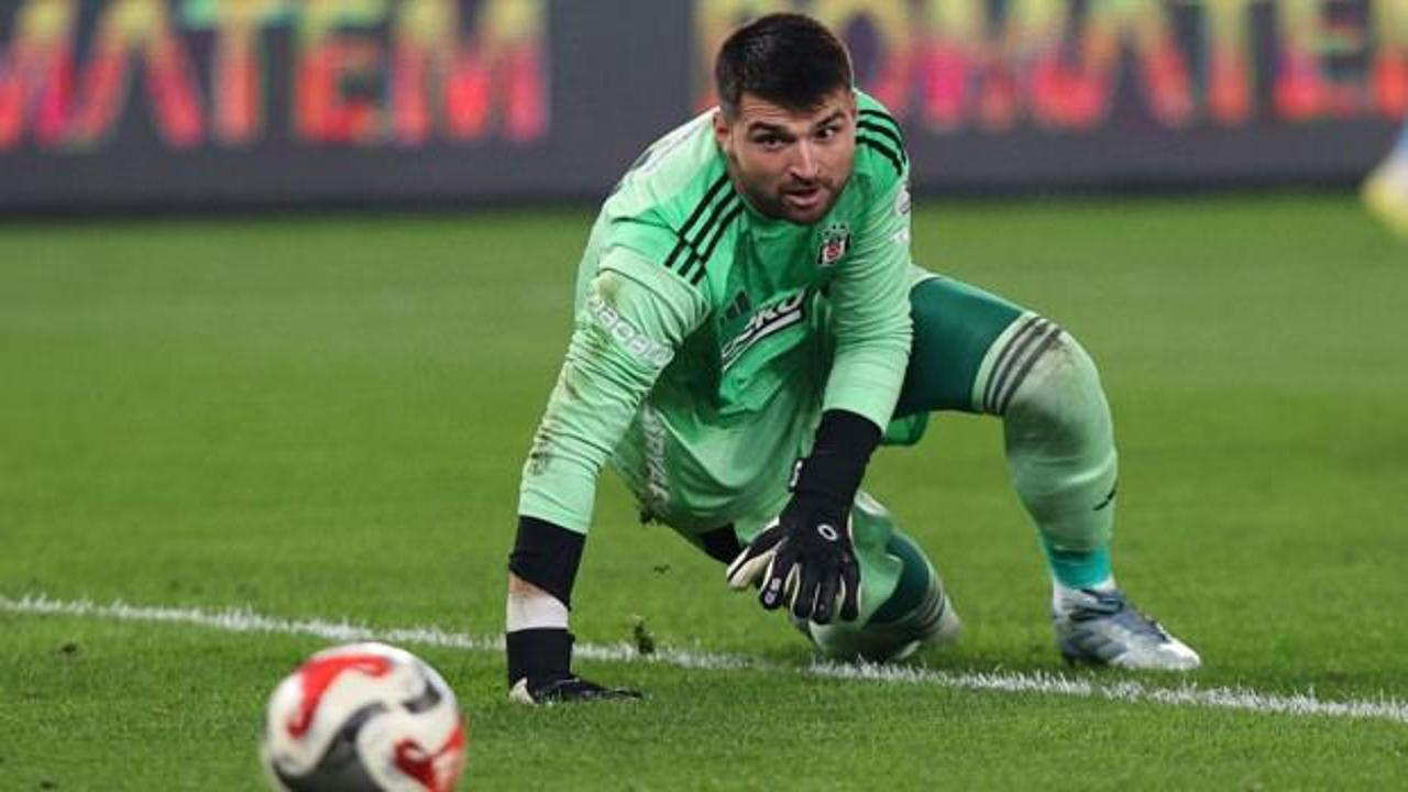 Beşiktaş forması giyen Ersin Destanoğlu antrenman sahasında