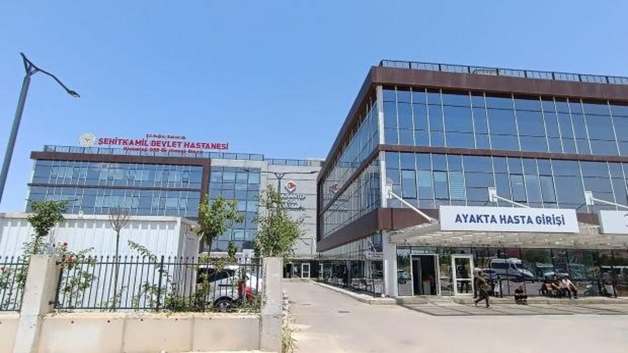 Gaziantep'teki bir tekstil fabrikasında zehirlenen işçilerin hastaneye kaldırılmasıyla ilgili haber görseli.
