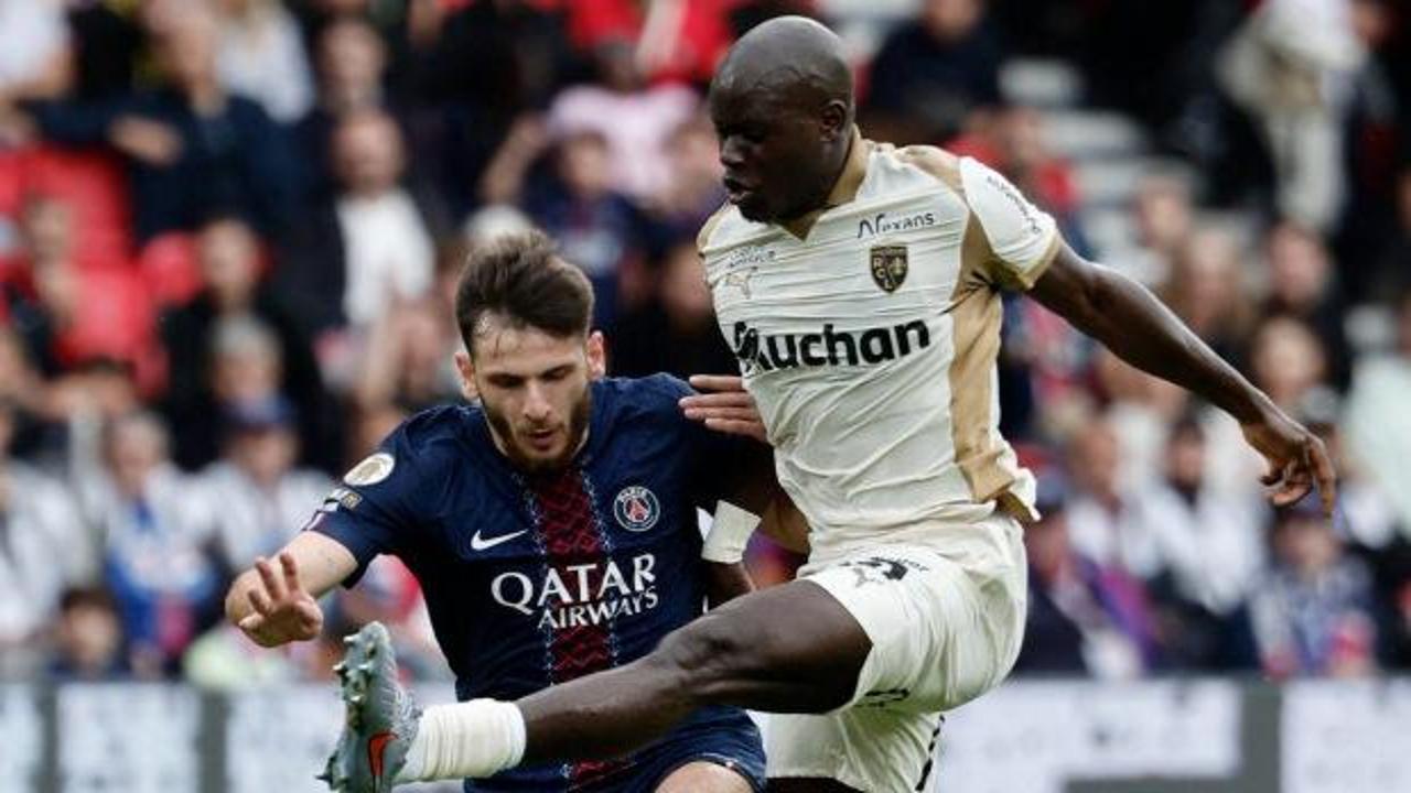 Malang Sarr, PSG forması giyerken mücadele ediyor.
