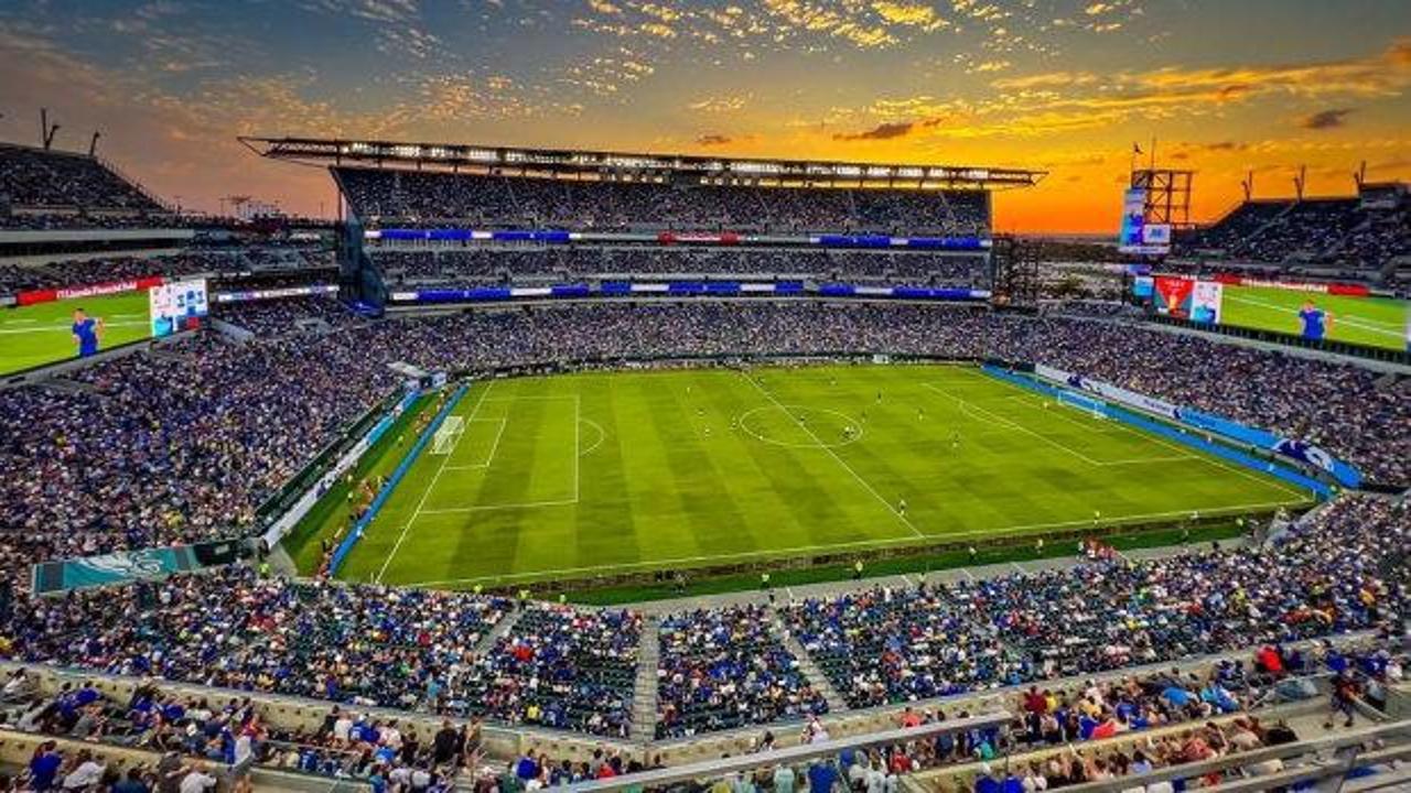 Fransa ve Irak milli takımlarının futbolcuları sahada