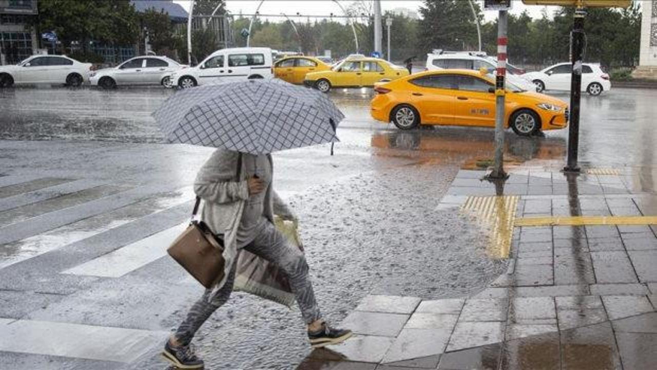Türkiye haritası üzerinde yağış tahminlerini gösteren bir görsel.