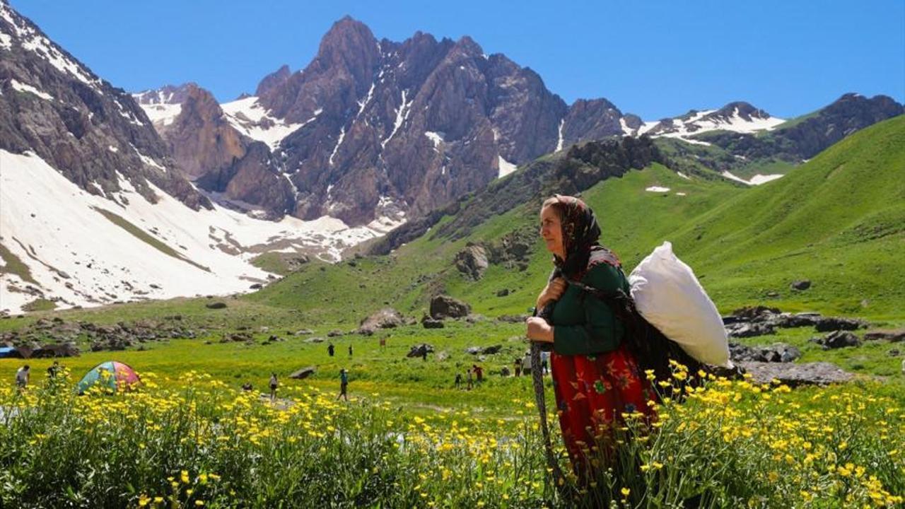 Hakkari'de buzulların ve bahar çiçeklerinin aynı karede olduğu manzara