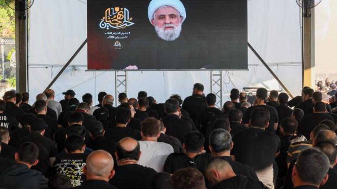 Hizbullah Genel Sekreteri Naim Kasım konuşma yaparken