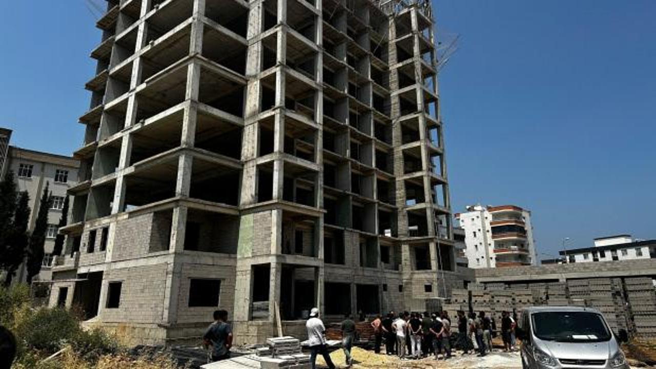 İnşaatın 10'uncu katından d&uuml;şen iş&ccedil;i &ouml;ld&uuml;