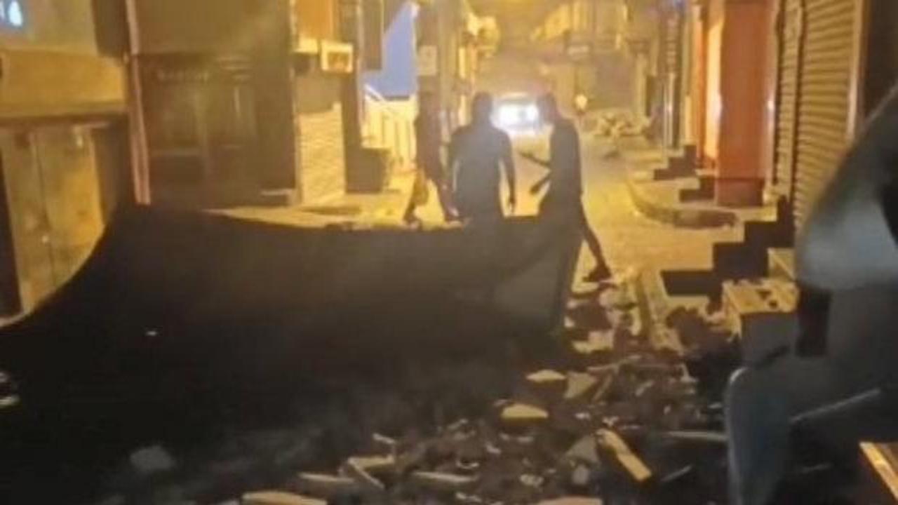 İstanbul'da korku dolu anlar: Beton par&ccedil;aları yola d&uuml;şt&uuml;!
