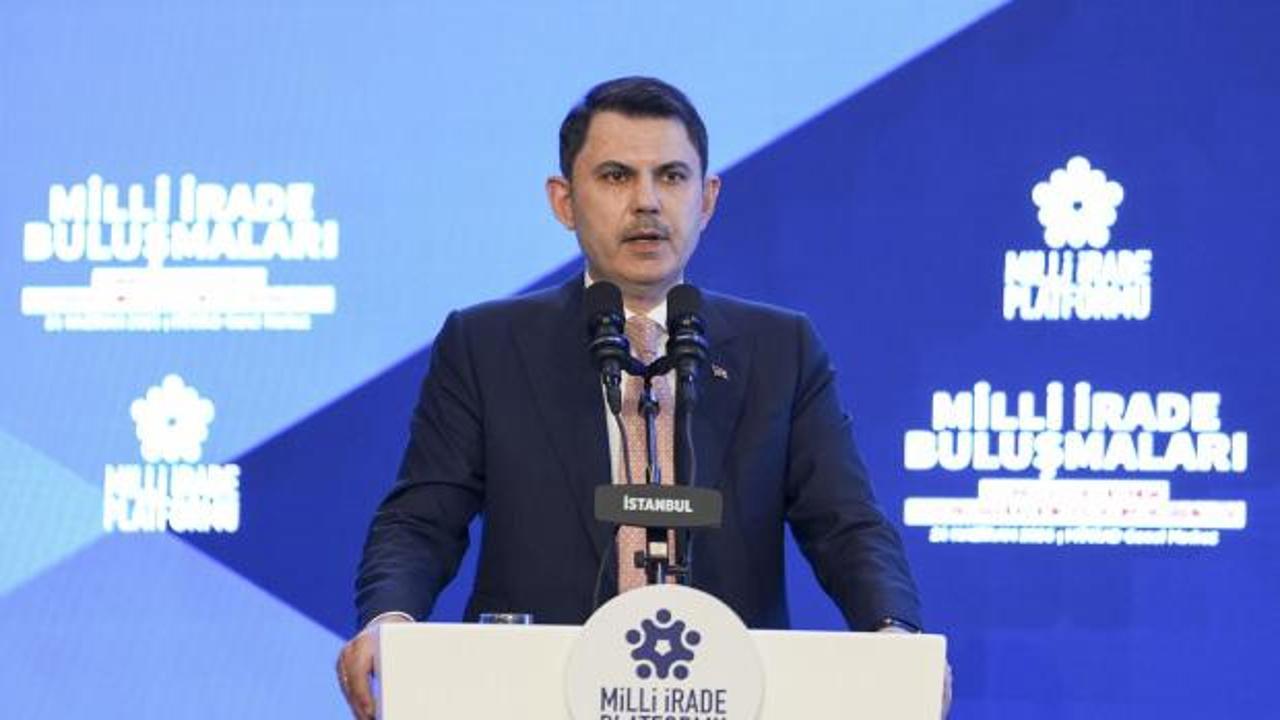 Bakan Murat Kurum konuşma yaparken