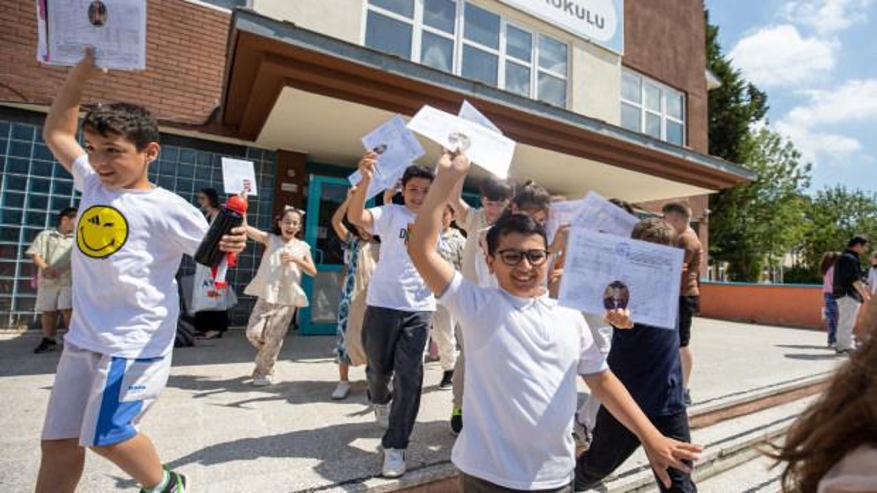 Karneler alındı, son ders zili çaldı! 18 milyon öğrenci için tatil zamanı