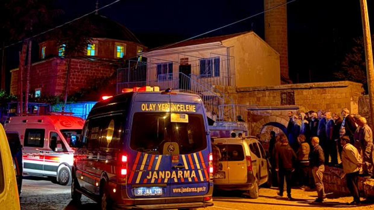 Kayseri'de cami saldırısı sonrası jandarma ekiplerinin inceleme yaptığı alan.