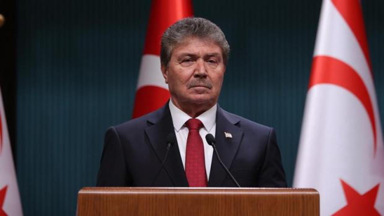KKTC Başbakanı Ünal Üstel açıklama yaparken