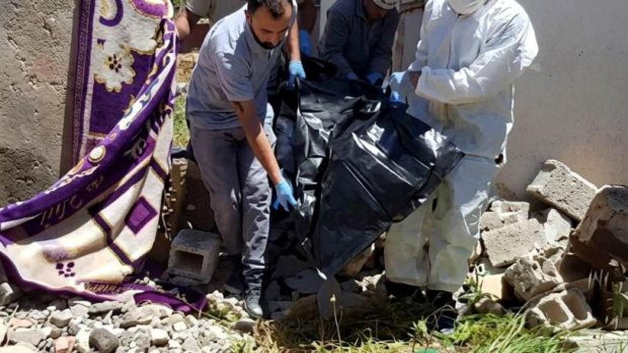 Akören Mahallesi'nde bir evin bahçesi ve jandarma ekiplerinin inceleme yaptığı alan.