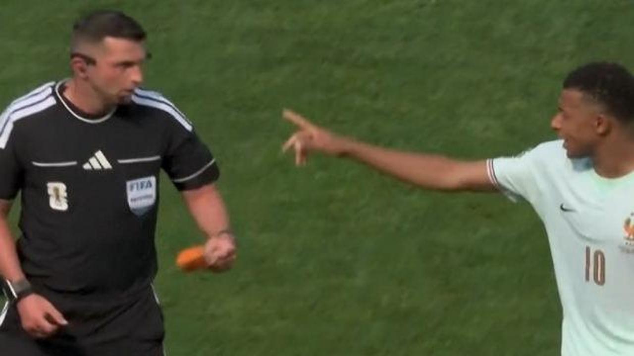 Kylian Mbappe'nin maç sırasında hakem Michael Oliver ile konuştuğu an.