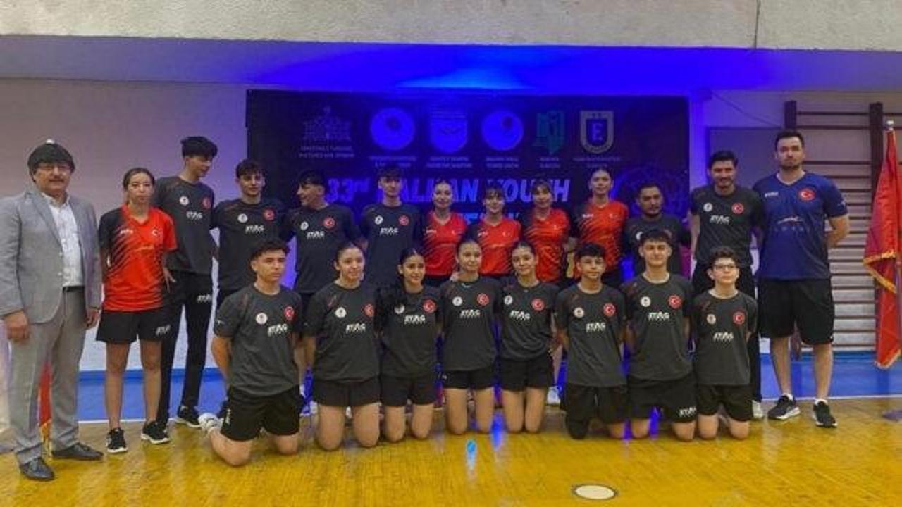Masa tenisi sporcuları madalya töreninde.