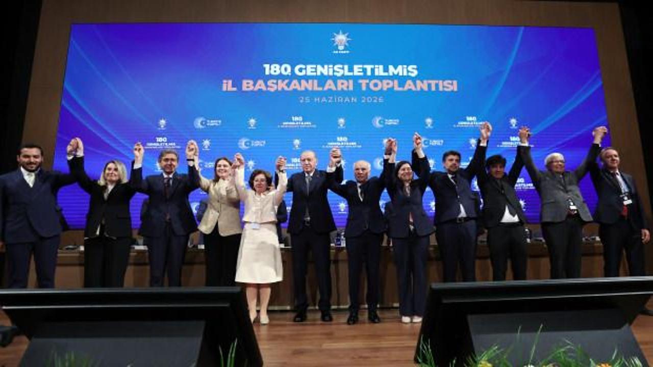 Türkiye Büyük Millet Meclisi binası önünde siyasi parti bayrakları.