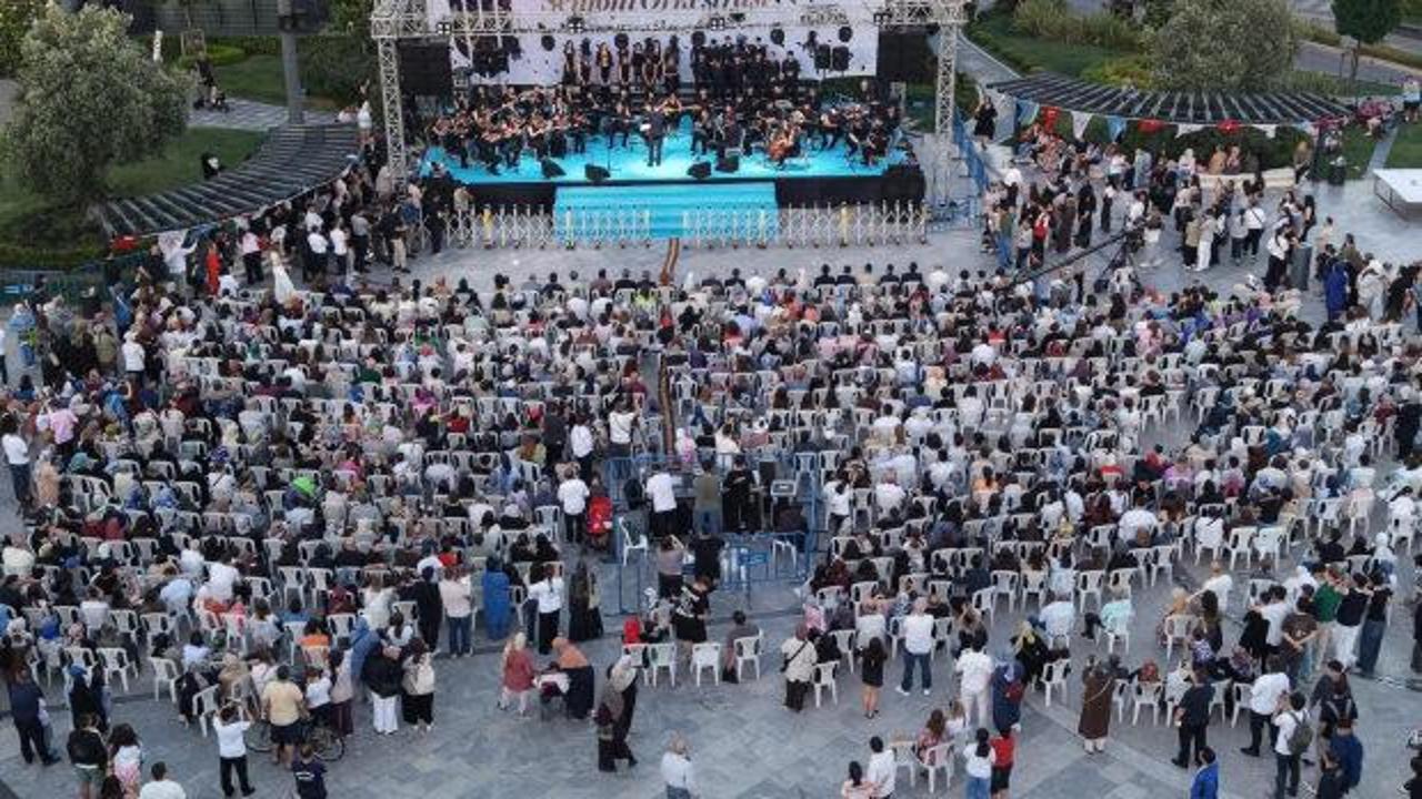 Ümraniye Müzik Akademisi öğrencileri orkestra performansı sırasında
