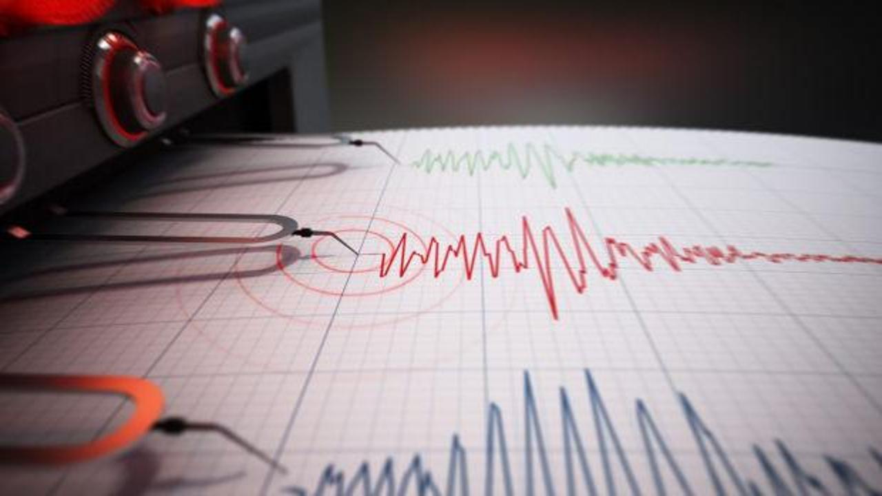 Türkiye haritası üzerinde deprem bölgelerini gösteren bir görsel.