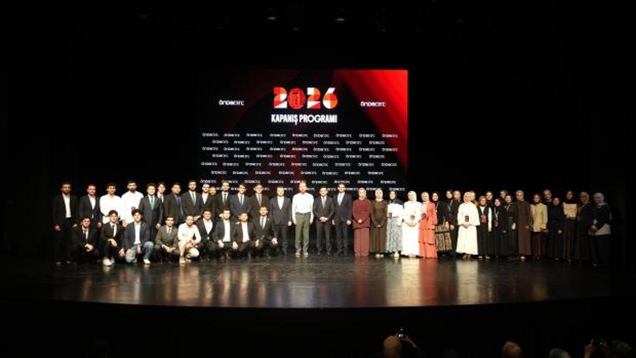 ÖNDER Gençlik 2026 Kapanış Programı'nda sertifika alan gençler ve protokol üyeleri