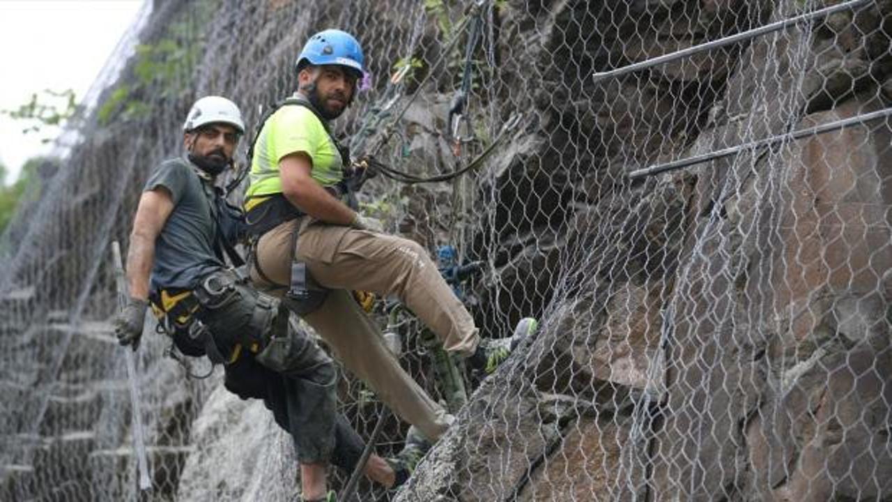 Ordu'da "örümcek adamlar" yamaçları çelik ağlarla örüyor