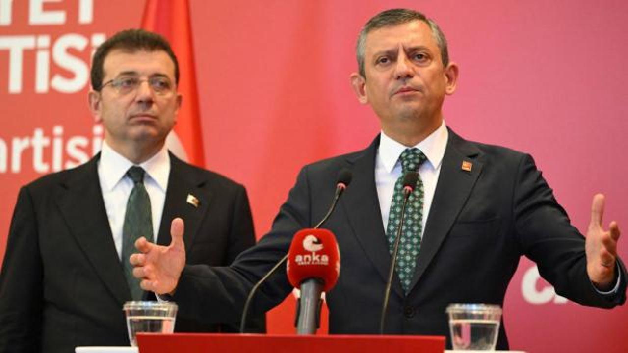 Özgür Özel ve Ekrem İmamoğlu'nun siyasi kariyerlerini gösteren kolaj.