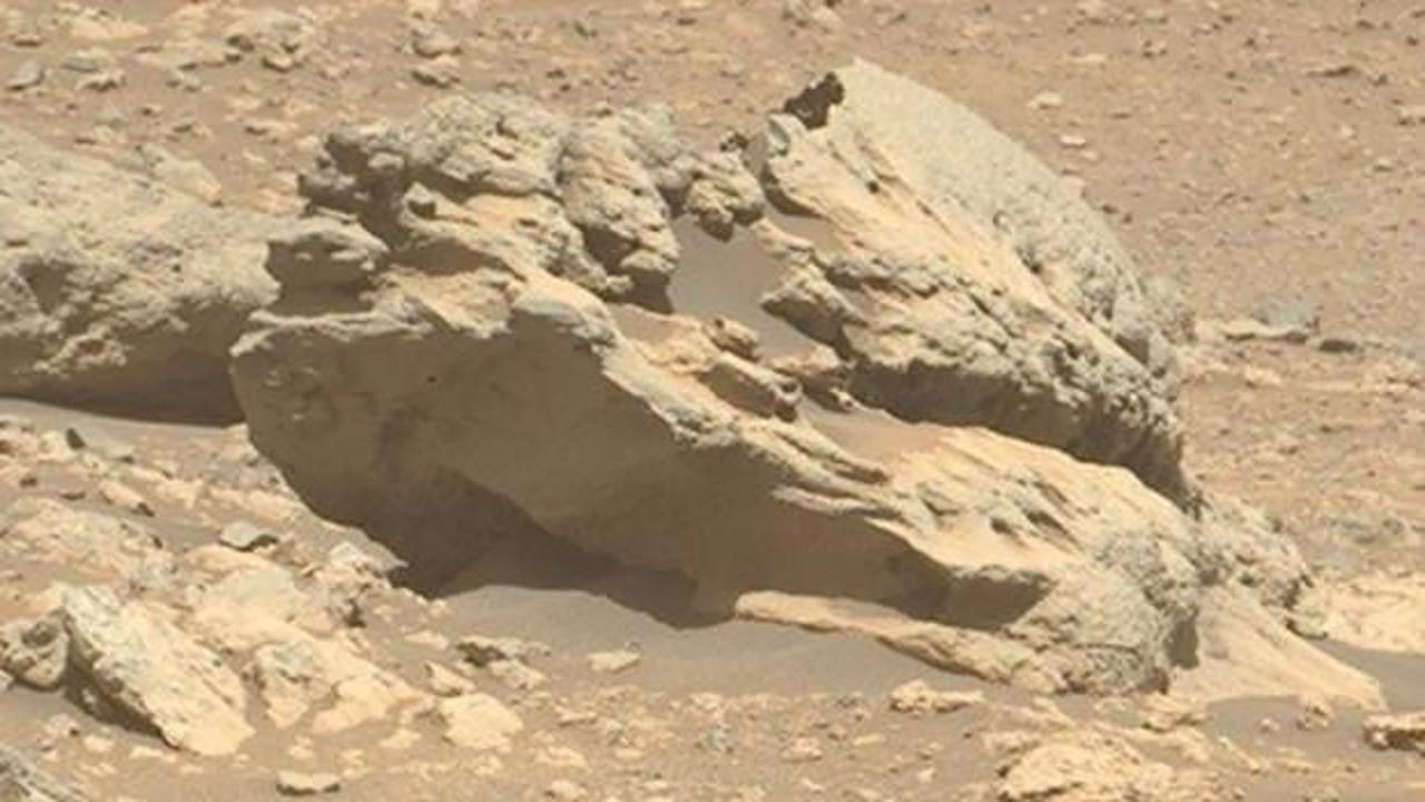NASA'nın Perseverance keşif aracı Mars yüzeyinde kayaçları incelerken