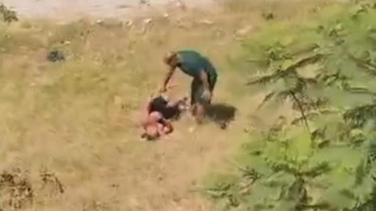 Sulama kanalına giren oğlunu kemerle dövdü! Olay anı kameraya yansıdı