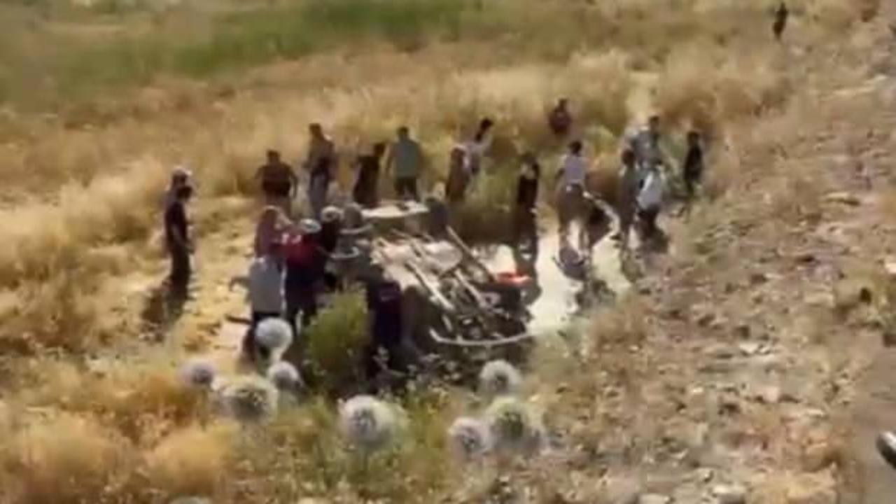 Şanlıurfa&rsquo;da otomobil şarampole yuvarlandı: &Ouml;l&uuml; ve yaralılar var
