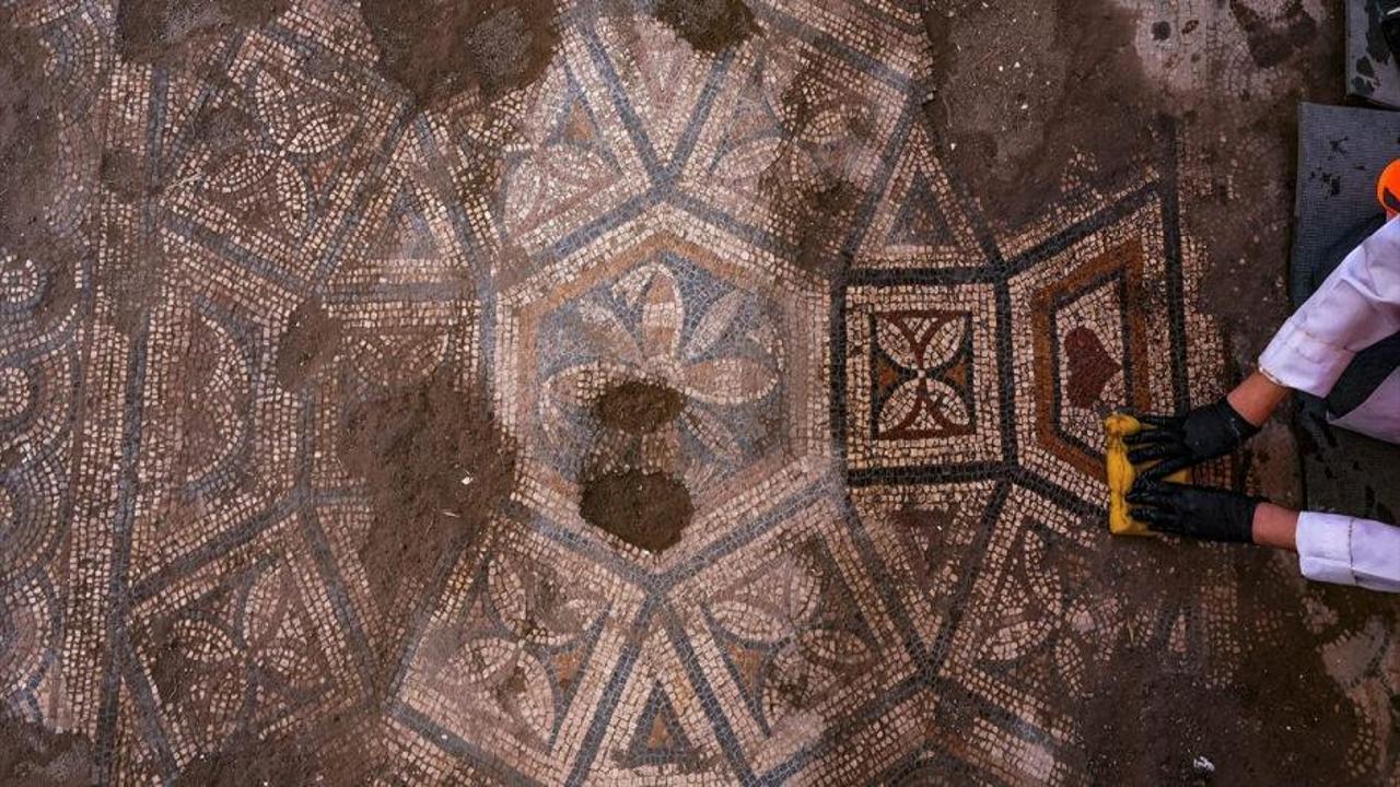 İzmir Kadifekale'de bulunan 1500 yıllık mozaikin görünümü