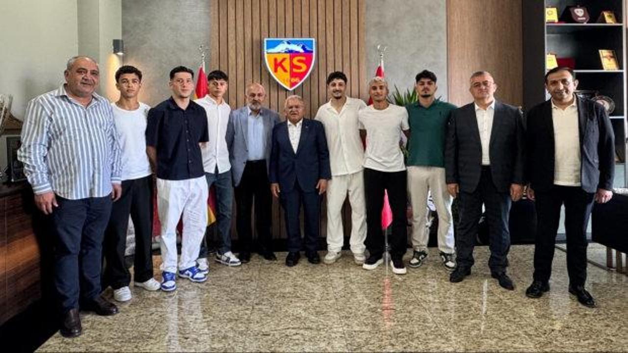 Kayserispor altyapısından 6 oyuncu için düzenlenen imza töreni