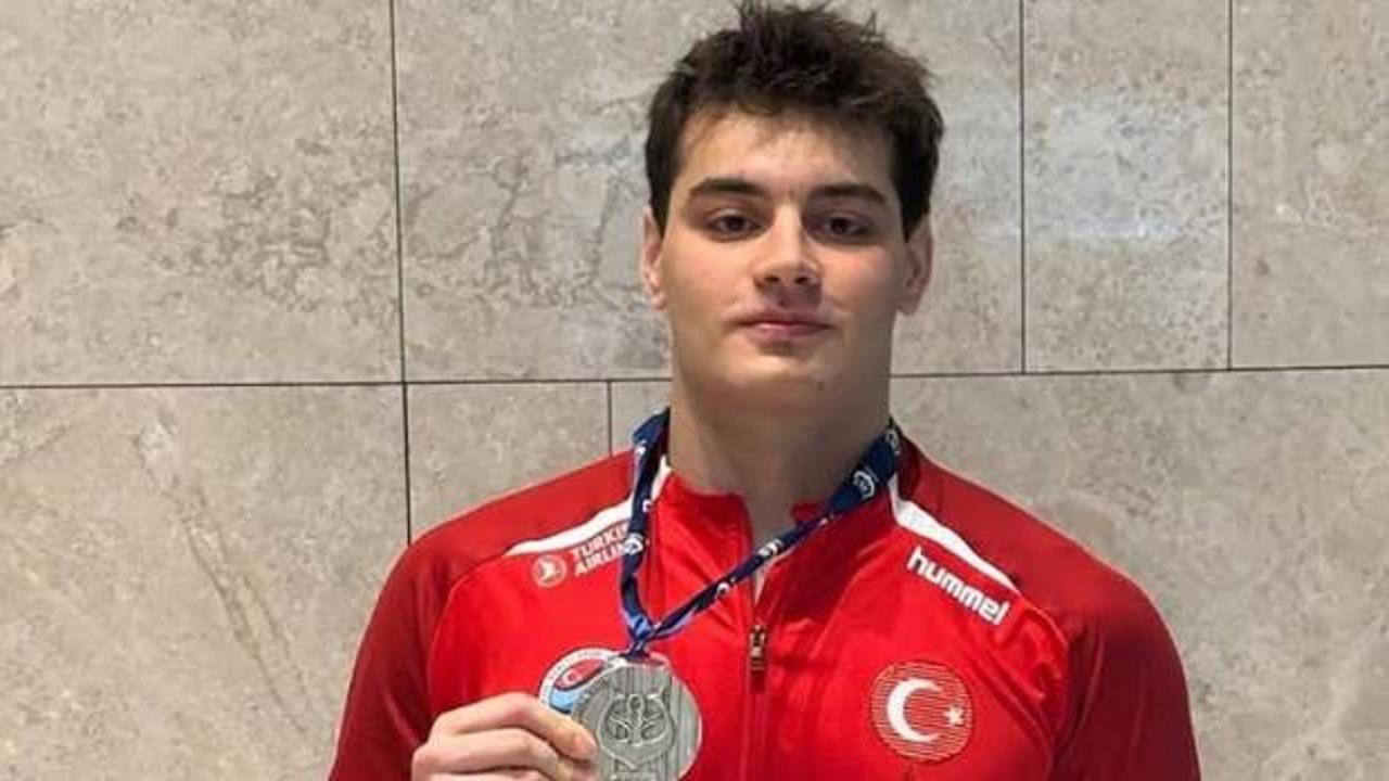 Milli sualtı sporcusu Kaan Efe Kaya madalyasıyla