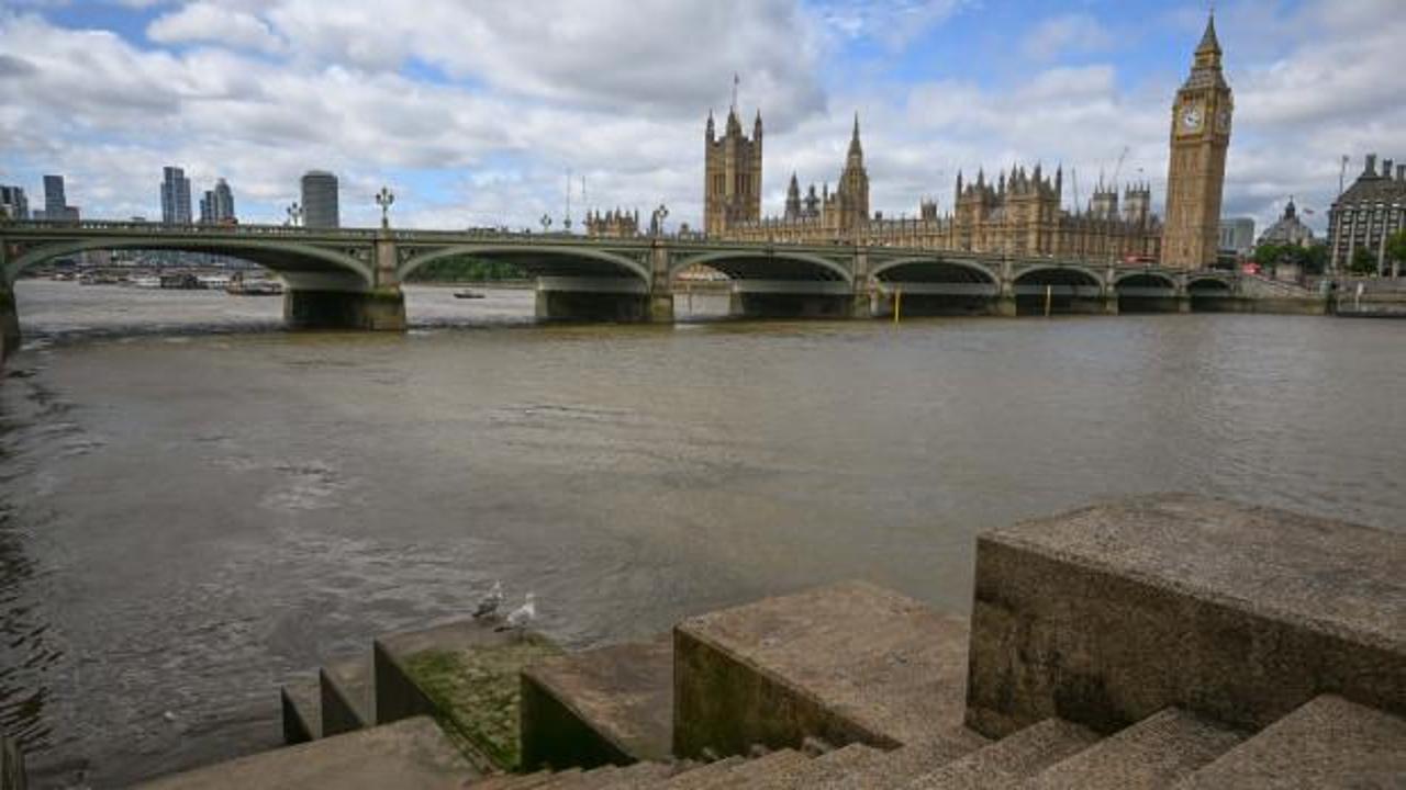 Thames Nehri'nin rengi kahverengiye b&uuml;r&uuml;nd&uuml;