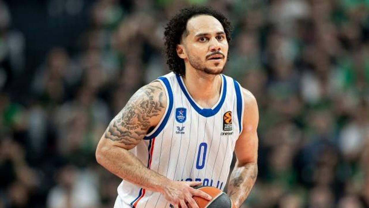 Shane Larkin'in Fenerbahçe Beko forması giydiği bir görsel.
