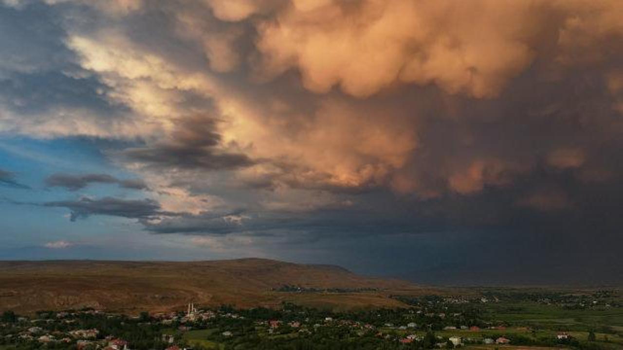 Van semalarında oluşan Mammatus bulutları ve gökyüzü manzarası