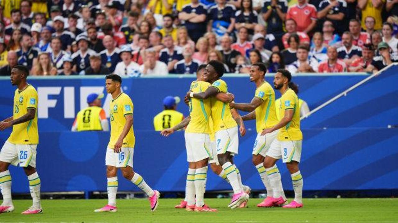 Brezilya futbol takımı oyuncuları galibiyeti kutluyor