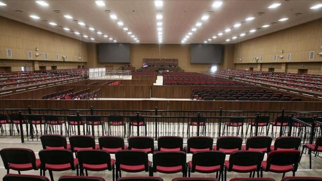HSK binası önünde adalet terazisi sembolü