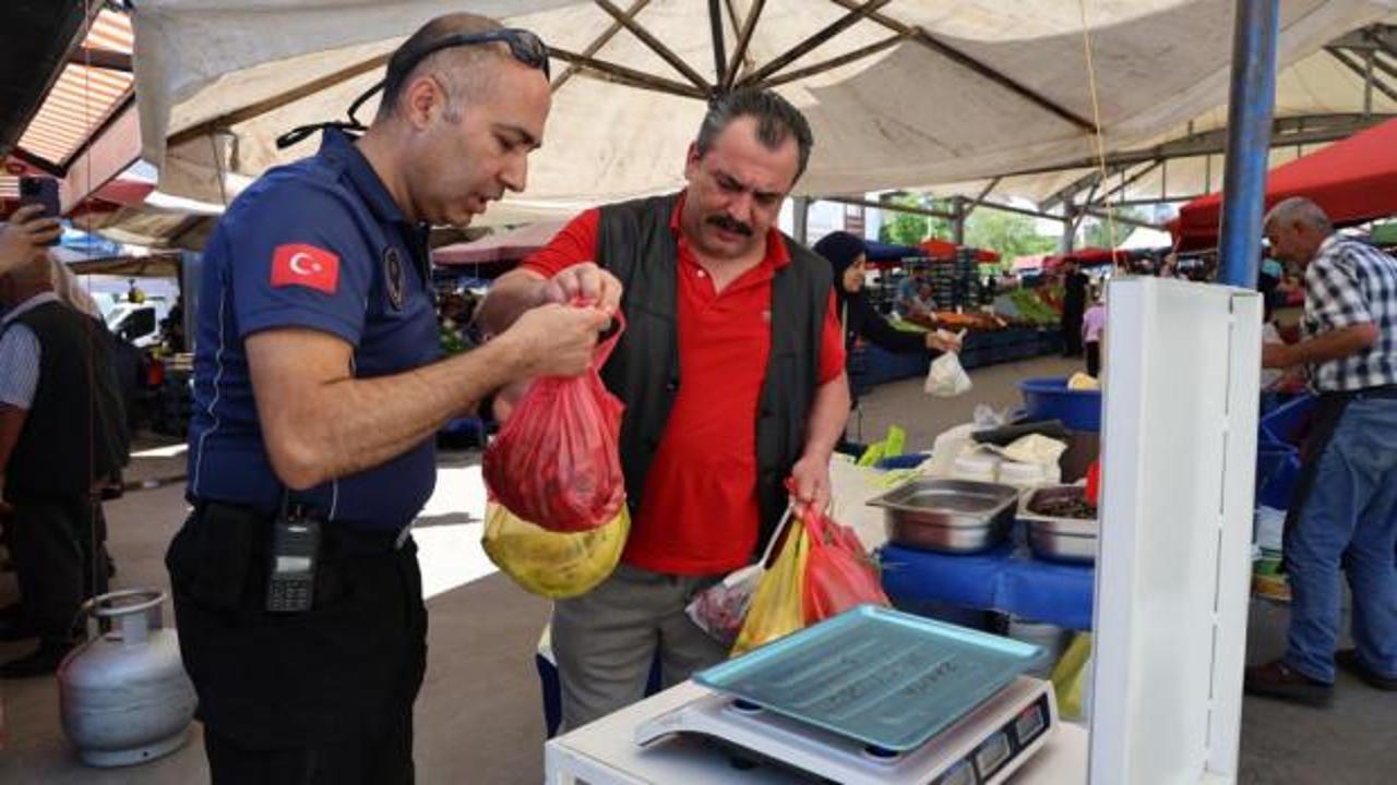 Sivas'ta zabıta ekiplerinin pazar yerindeki denetimlerinden bir görüntü.