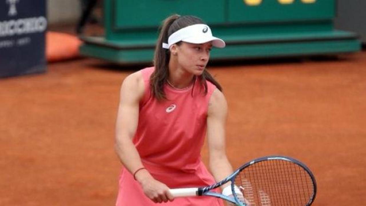 Milli tenisçi Zeynep Sönmez'in tenis kortunda bir maça hazırlandığı an