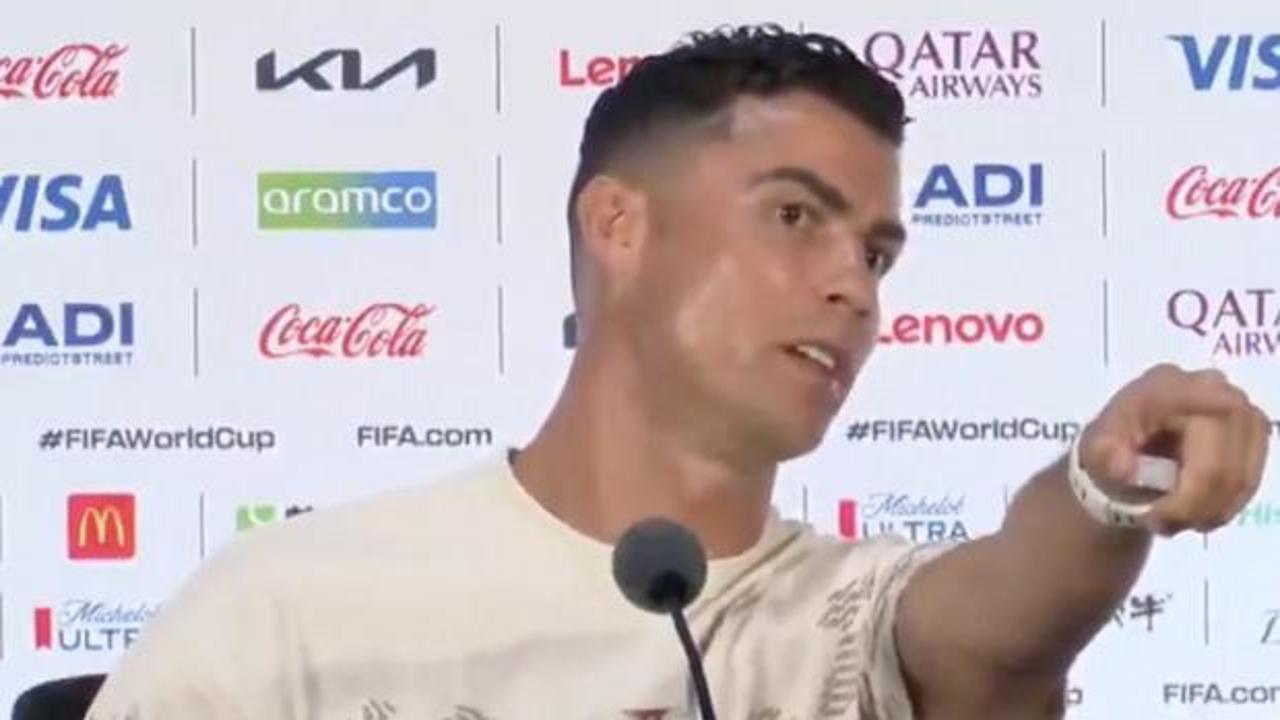 Cristiano Ronaldo'nun basın toplantısında gazetecilere yanıt verdiği an.