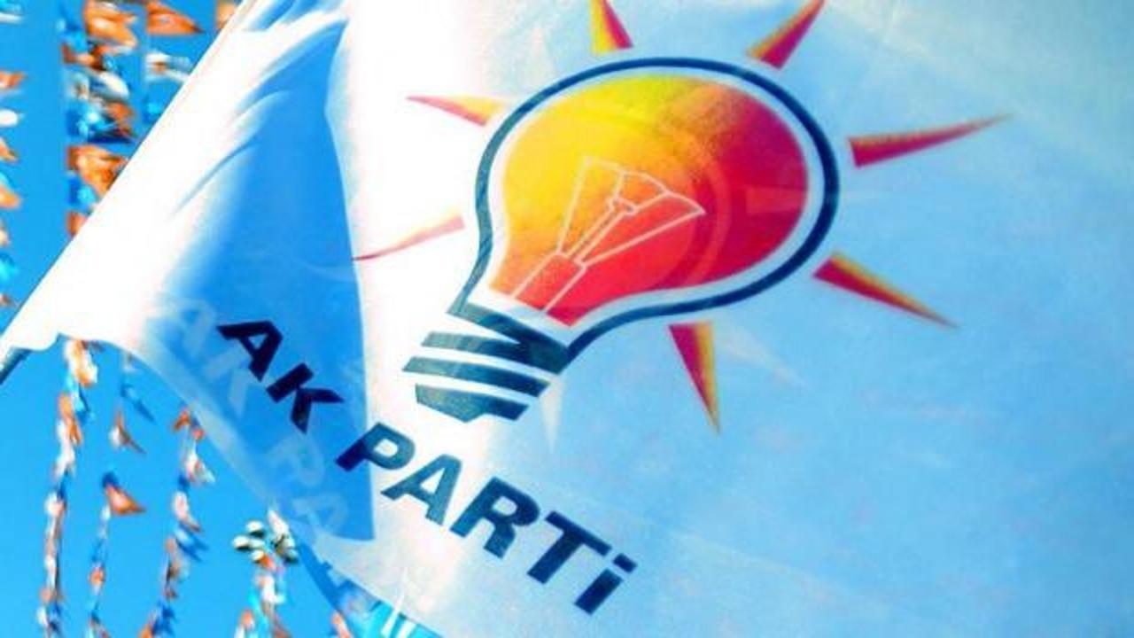 AK Parti'ye katılan muhtar ve azaların rozet takma töreninden bir görünüm
