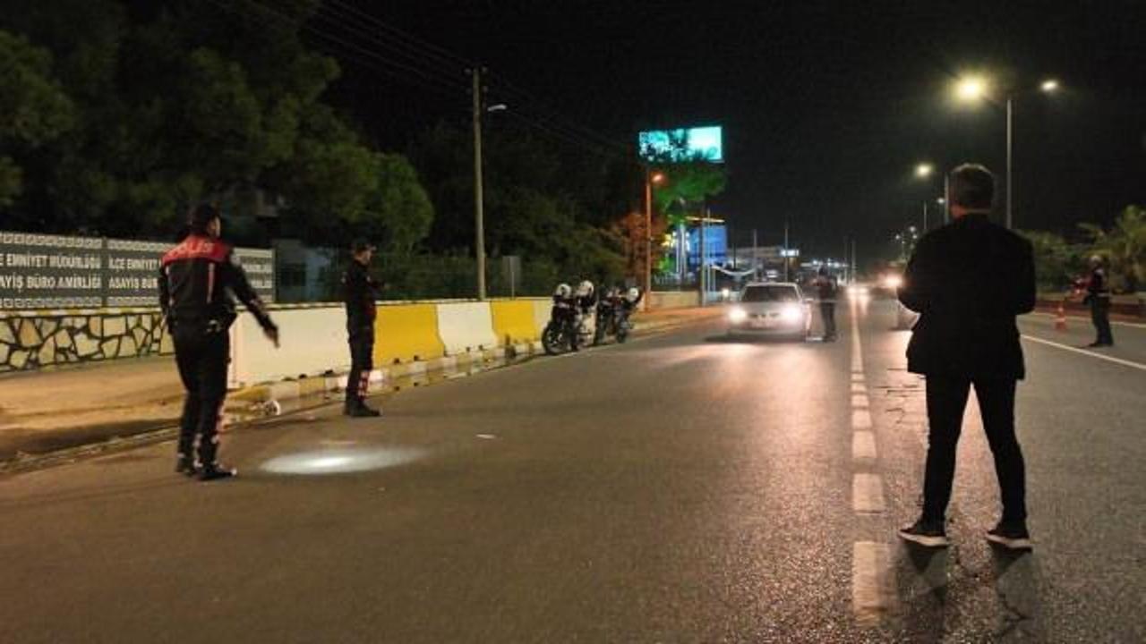 Aydın'da polis tarafından durdurulan bir şahsın kimlik sorgusu yapılıyor.