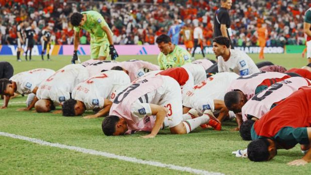 Faslı futbolcuların Hollanda'yı penaltılarla yendiği maç sonrası sevinci