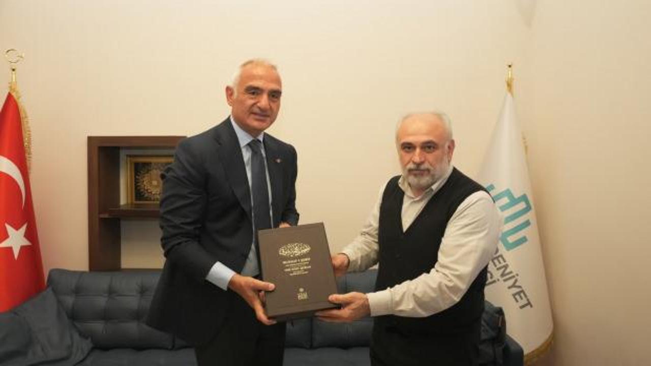 Kültür ve Turizm Bakanı Mehmet Nuri Ersoy, Prof. Dr. İhsan Fazlıoğlu ile Fatih Külliyesi'nde görüşüyor.