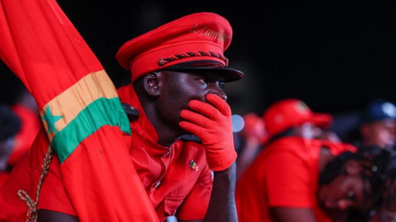 Place de la Nation meydanında toplanan Senegal taraftarları