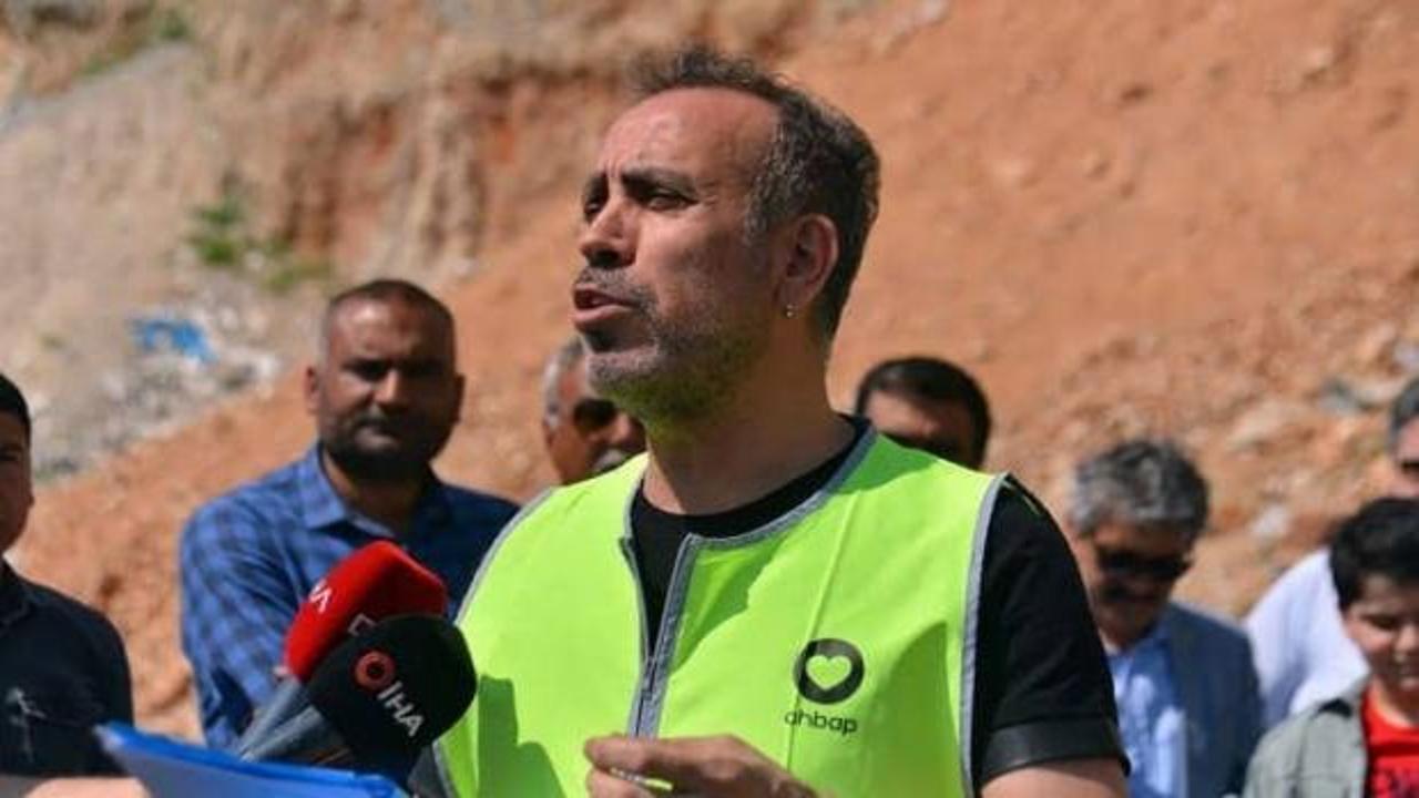 Haluk Levent Ahbap Derneği binası önünde