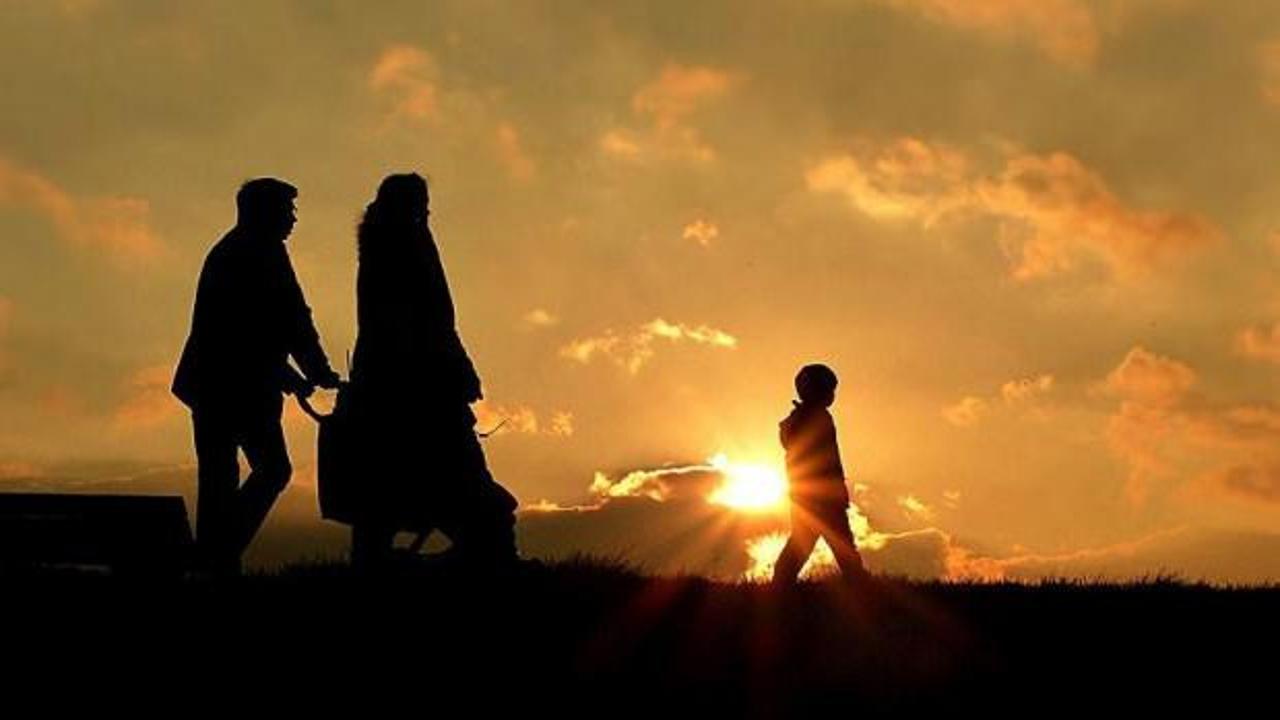 Bir aile bireylerinin tartışma anını gösteren soyut bir görsel.