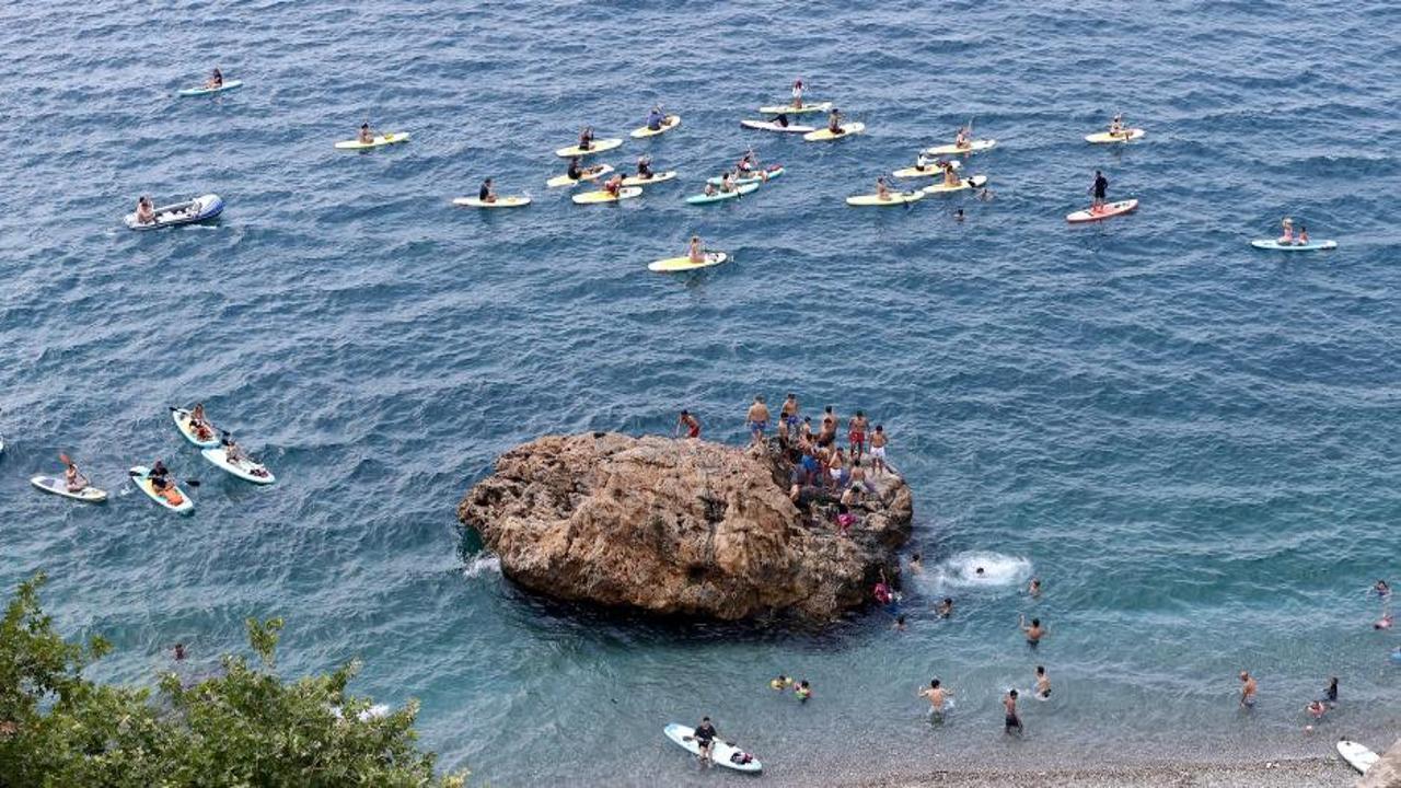 Antalya'da sıcak hava nedeniyle dolup taşan bir plaj görüntüsü.