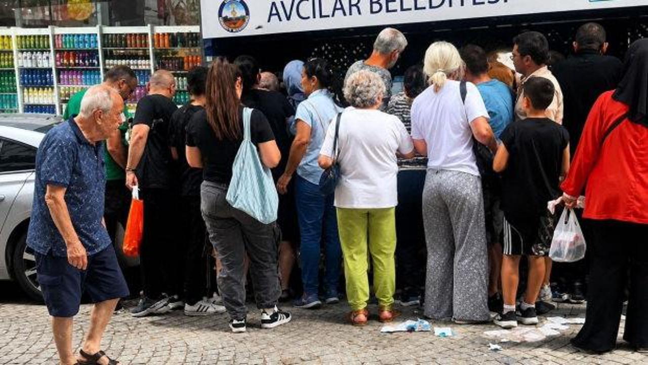 Avcılar'da çöpe atılan cep telefonu kılıflarını almak için çöp konteyneri önünde toplanan vatandaşlar.