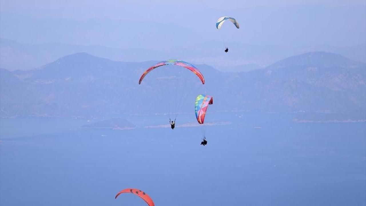 Babadağ'dan yamaç paraşütü ile uçan insanlar